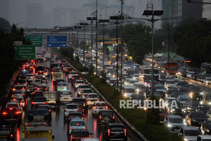 Sejumlah kendaraan terjebak kemacetan pada ruas tol dalam kota di Jalan Gatot Subroto, Jakarta, Rabu (29/3/2023). Kemacetan pada ruas jalan protokol di Jakarta terjadi lebih awal selama bulan Ramadan sekitar pukul 16.00 WIB, yang diakibatkan jam masuk kerjaa yang lebih awal dan masyarakat mengejar waktu untuk berbuka puasa di rumah.