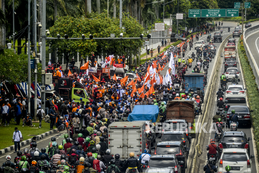 Sejumlah massa buruh melaksanakan aksi di depan Gedung DPR, Jakarta (ilustrasi).