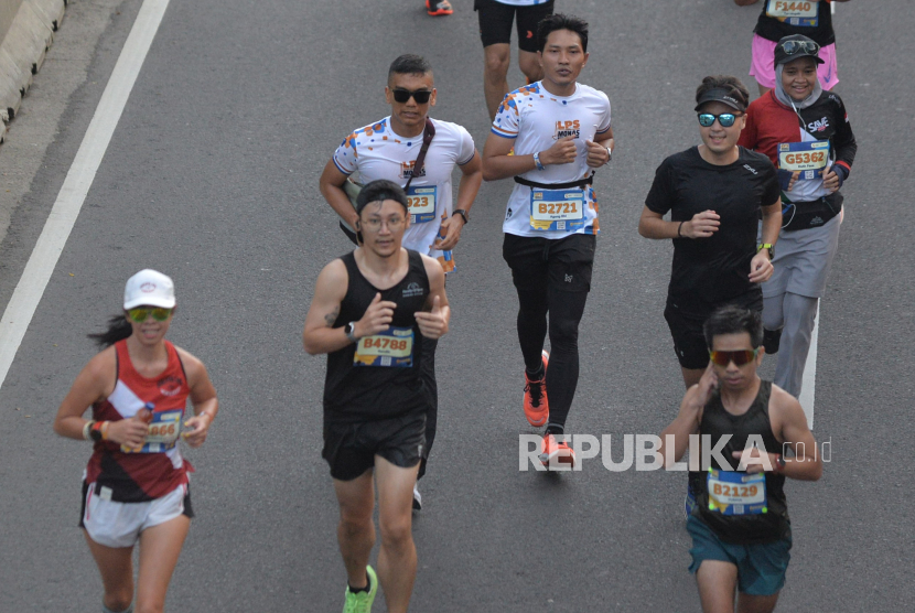 Peserta berlari saat mengikuti LPS Monas Half Marathon 2024 di Jakarta, Ahad (30/6/2024). Lembaga Penjamin Simpanan (LPS) kembali menggelar  kegiatan Monas Half Marathon 2024. Sebanyak 5.000 pelari yang terdiri dari 180 pelari elit dari  21 negara turut mengikuti LPS Monas Half Marathon 2024 dengan menempuh jarak sejauh 21 Kilometer, mulai dari Silang Barat Daya Monas hingga Kompleks Gelora Bung Karno (GBK). Kegiatan ini juga diharapkan dapat mendorong prestasi atlet lari Indonesia bersaing dengan atlet-atlet internasional atau bahkan bisa mencetak rekor baru.
