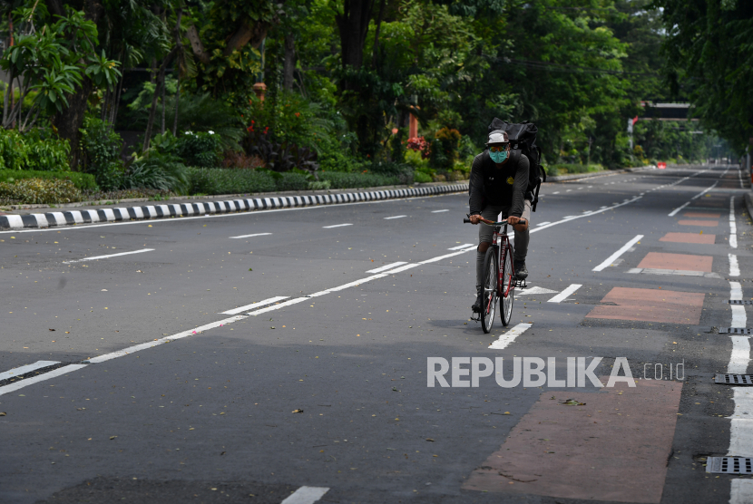 Surabaya menambah jalur khusus sepeda di Jalan Tunjangan. Penambahan jalur ditujukan bagi warga yang hobi bersepeda di malam hari.