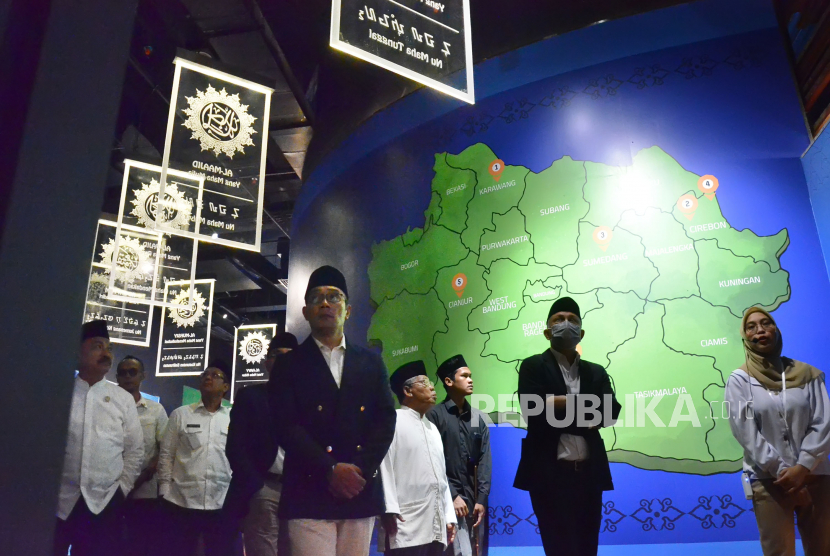 Gubernur Jawa Barat (Jabar) Ridwan Kamil meninjau Galeri Rasulullah saat peresmiannya di Masjid Raya Al Jabbar, Gedebage, Kota Bandung, Jabar, Senin (27/3/2023). 