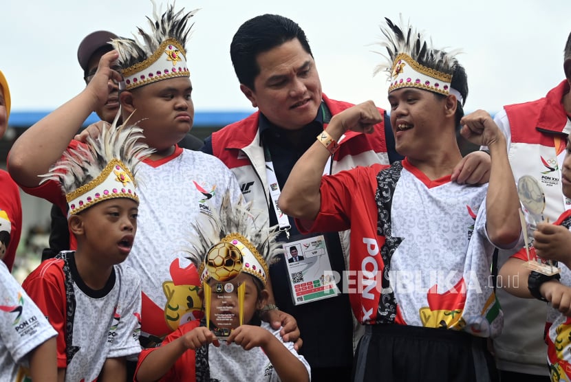 Ketua Umum PSSI Erick Thohir (tengah) menyapa anak disabilitas pendampin pemain  saat menghadiri laga final sepak bola putri PON XXI Aceh-Sumut di Stadion Mini, Deli Serdang, Sumatera Utara, Sabtu (14/9/2024). Kehadiran anak disabilitas tersebut sebagai kampanye peduli anak disabiltas. Laga final sepak bola putri PON XXI mempertemukan tim DKI Jakarta melawan Jawa Barat.