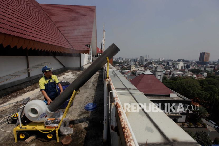Petugas menyemprotkan air ke udara di Kantor Wali Kota Jakarta Pusat, Selasa (5/9/2023). 