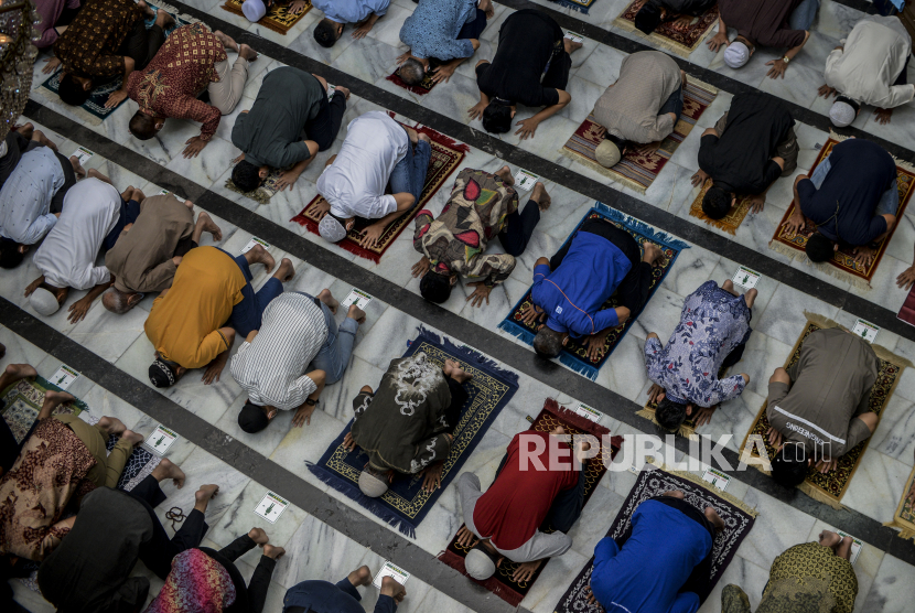 Ilustrasi sholat jamaah shaf tidak rapat di Masjid Cut Meutia. Muhammadiyah belum terbitkan fatwa baru terkait aturan shaf sholat jamaah 