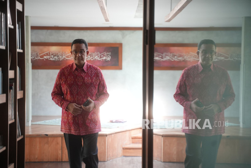 Anies Baswedan pamit dengan ibunya, Aliyah Rasyid Baswedan sebelum ke kantor DPP PDIP, di Jakarta, Senin (26/8/2024).