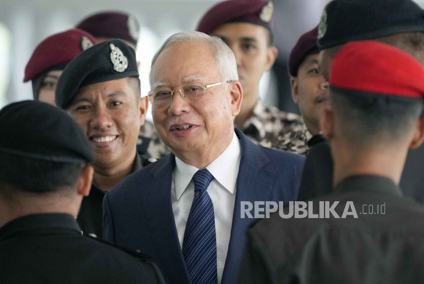 Mantan PM Malaysia Najib Razak dituduh lakukan korupsi dana sebesar Rp 8,2 triliun