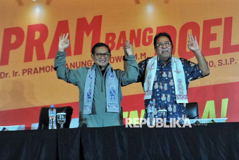 Pasangan Calon Gubernur dan Wakil Gubernur DKI Jakarta nomor urut 3 Pramono Anung (kiri) dan Rano Karno (kanan) berfoto bersama usai menyampaikan konferensi pers terkait perhitungan cepat Pilkada 2024 di Jakarta, Rabu (27/11/2024). Dalam kesempatannya, paslon Pramono-Rano mengucapkan terimakasih kepada warga Jakarta atas dukungannya, dan berharap hasil quick count, exit poll dan real count dari KPU DKI Jakarta berbuah kemenangan baginya. Namun, berdasarkan quick count atau perhitungaan cepat dari Litbang Kompas pukul 16.07 dengan jumlah suara masuk sebesar 87,50 persen, pasangan Calon Gubernur dan Wakil Gubenur DKI Jakarta nomor urut tiga Pramono Anung-Rano Karno unggul 49,40 persen, paslon nomor urut satu Ridwan Kamil-Suswono 40,26 persen dan paslon nomor urut dua Dharma Pongrekun-Kun Wardana 10,34 persen