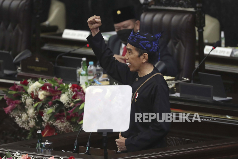 Presiden Joko Widodo mengepalkan tangan saat menyampaikan pidato kenegaraan pada Sidang Tahunan MPR Tahun 2021 di Gedung Nusantara, Kompleks Parlemen, Senayan, Jakarta, Senin (16/8/2021). 