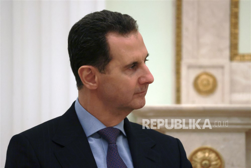  Presiden Suriah Bashar al-Assad mendengarkan Presiden Rusia Vladimir Putin saat pertemuan mereka di Kremlin di Moskow, Rusia, Rabu (15/3/2023). Amerika Serikat (AS) kembali menyuarakan penentangan terhadap negara-negara yang ingin melakukan normalisasi hubungan dengan Suriah. 