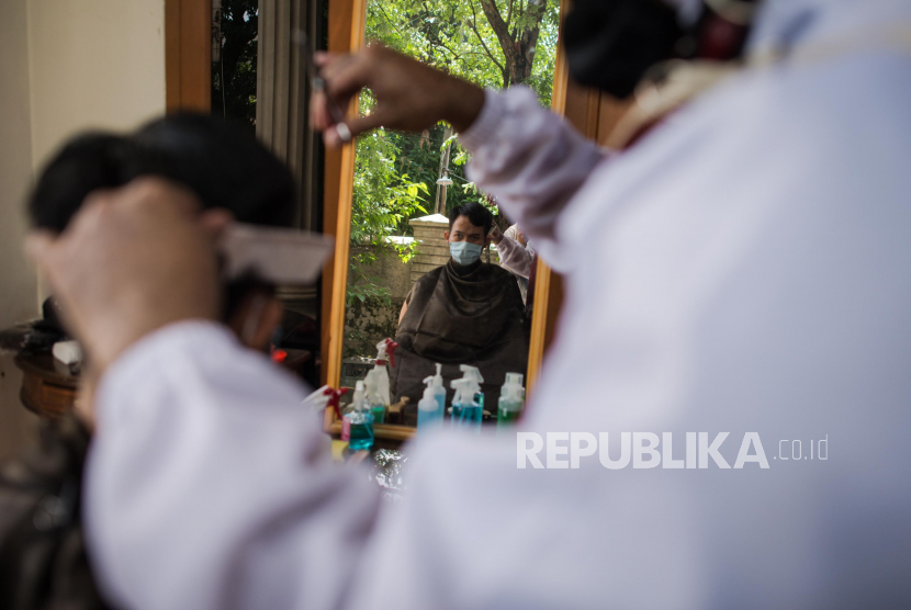Tukang cukur rambut. Seorang tukang cukur rambut asli Garut pulang kampung karena barber shop tempatnya bekerja di salah satu mal di Jakarta tutup. Ia pun membuka layanan cukur dari rumah ke rumah di Garut.