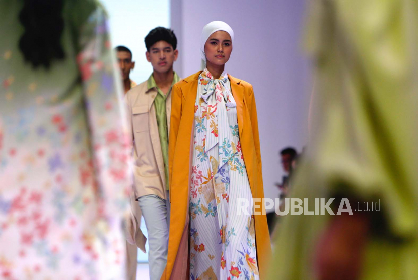 Para model menampilkan kreasi perancang busana Indonesia Geulis selama Jakarta Fashion Week 2023 di Jakarta, Indonesia, 30 Oktober 2022. Acara ini berlangsung dari 24 hingga 30 Oktober 2022.