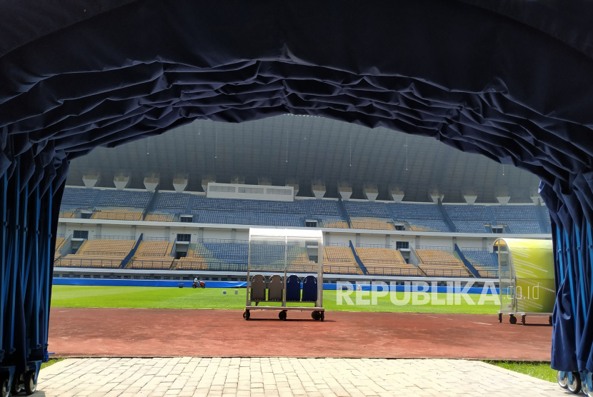 Petugas melakukan perawatan rumput di Stadion Gelora Bandung Lautan Api (GBLA), Kota Bandung, Jumat (24/3/2023). Stadion GBLA terus bebenah untuk perhelatan Piala Dunia U-20 Mei 2023 mendatang. Sebelumnya, perbaikan dan renovasi Stadion GBLA sudah mencapai 90 persen. Pemkot Bandung berharap Stadion GBLA lolos dalam standar FIFA dan menjadi salah satu stadion tempat penyelenggaraan Piala Dunia U-20.