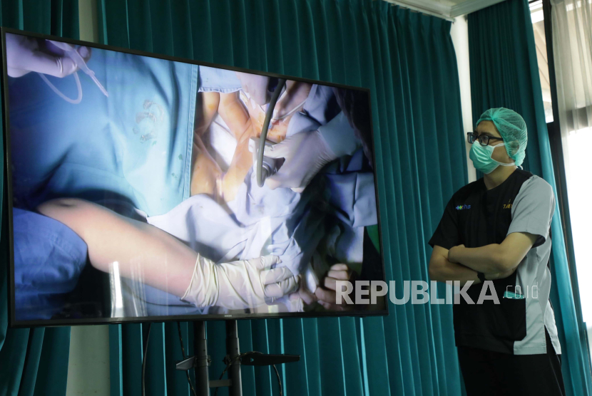 Rumah Sakit Hasan Sadikin (RSHS) Bandung melakukan operasi pemisahan bayi kembar siam bernama Hasan dan Husein (13 bulan) asal Kabupaten Subang, Senin (23/10/2023) pagi.