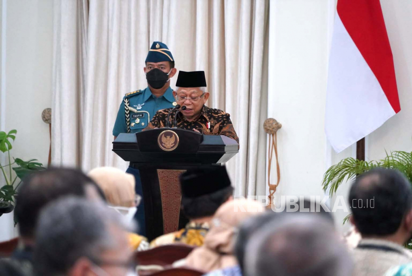 Wakil Presiden Maruf Amin saat menyaksikan pengukuhan pengurus Gabungan Pengusaha Kelapa Sawit Indonesia (GAPKI) periode 2023-2028 di Istana Wapres, Jalan Medan Merdeka Selatan Nomor 6, Jakarta Pusat, Rabu (12/04/2023). 