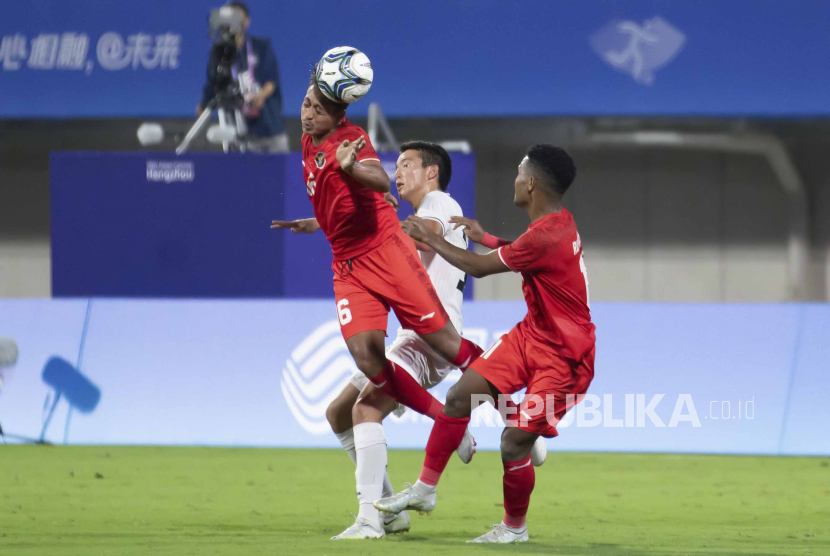Pesepak bola timnas U-24 Indonesia, Mohammad Haykal Alhafiz (kiri), menyundul bola saat melawan Kirgistan dalam kualifikasi Grup F Asian Games 2022 di Hangzhou, China, Selasa (19/9/2023).  