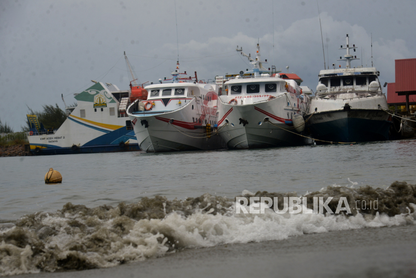 Sejumlah kapal cepat dan kapal roro berlabuh di pelabuhan penyeberangan Ulee Lheue, Banda Aceh, Aceh. Hinggs kini, arif penyeberangan Pelabuhan Ulee Leue menuju Balohan Sabang masih normal meski ada kenaikan harga BBM. (ilustrasi)