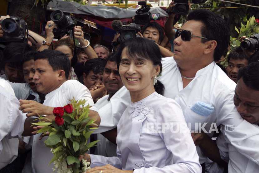 Dalam file foto 2 April 2012 ini, pemimpin pro-demokrasi Myanmar Aung San Suu Kyi, tengah, tiba di markas partai Liga Nasional untuk Demokrasi, di Yangon, Myanmar. Militer Myanmar telah mengambil kendali negara itu dalam keadaan darurat satu tahun dan laporan mengatakan Penasihat Negara Aung San Suu Kyi dan para pemimpin pemerintah lainnya telah ditahan.