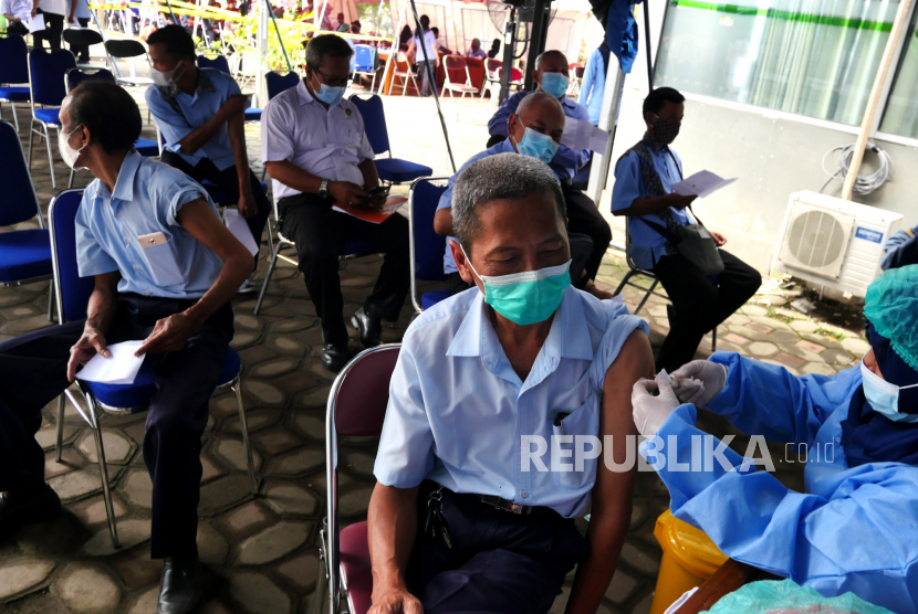 Tenaga pendidik mengikuti vaksinasi booster Covid-19 di Dinas Kesehatan DIY, Yogyakarta, Selasa (18/1/2022). Sebanyak 1.200 dosis vaksin Covid-19 Astrazeneca dan Pfzer disiapkan untuk vaksinasi Covid-19 booster. Pada dua hari ini vaksinasi booster mayoritas untuk tenaga pendidik.