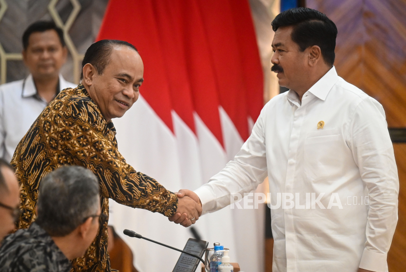 Menko Polhukam Hadi Tjahjanto (kanan) berjabat tangan dengan Menkominfo Budi Arie Setiadi (kiri) sebelum Rakor Pembahasan Pemberantasan Judi Daring di Kantor Kemenko Polhukam, Jakarta, Selasa (23/4/20