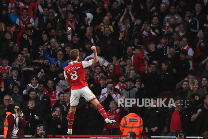 Pemain Arsenal Martin Odegaard  berselebrasi setelah mencetak gol memimpin 1-0 melawan Chelsea  pada pertandingan Liga Premier Inggris antara Arsenal London dan Chelsea FC di London, Inggris, Rabu (3/5/2023) dini hari WIB. 