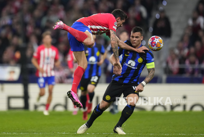 Atletico Madrid Stefan Savic, left, fights for the ball with Inter Milan Lautaro Martinez during the Champions League, round of 16, second leg soccer match between Atletico Madrid and Inter Milan at the Metropolitano stadium in Madrid, Spain, Wednesday, March 13, 2024. 