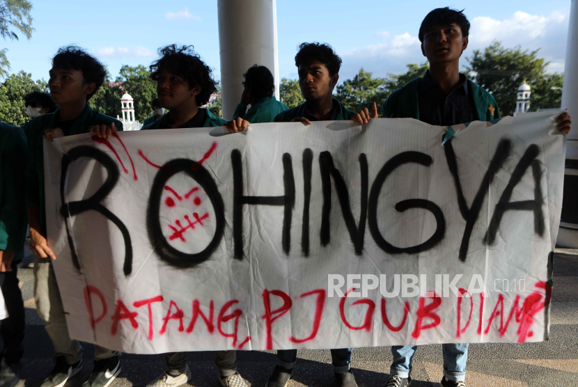   Mahasiswa menggelar demo menolak kedatangan pengungsi Rohingya di Aceh