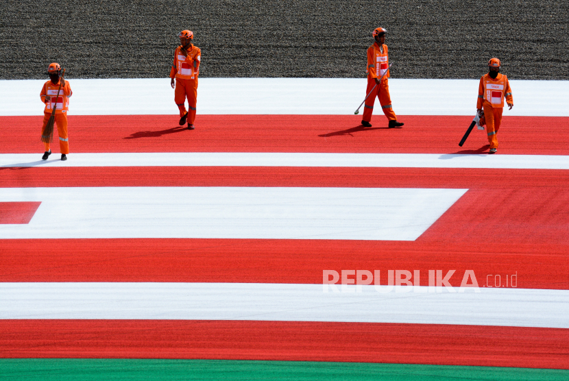 Marshall membersihkan area lintasan usai dipakai sesi latihan bebas 1 MotoGP seri Pertamina Grand Prix of Indonesia 2022 di Pertamina Mandalika International Street Circuit, Lombok Tengah, NTB, Jumat (18/3/2022). Seri Pertamina Grand Prix of Indonesia 2022 diawali dengan latihan bebas atau free practice selama 45 menit sebelum berlaga pada Ahad (20/3/2022). Pada Jumat (18/3/2022), Sirkuit Mandalika akhirnya dinyatakan lolos proses homologasi dengan Grade A dari pihak Federasi Motor Internasional (FIM) dan Dorna. 