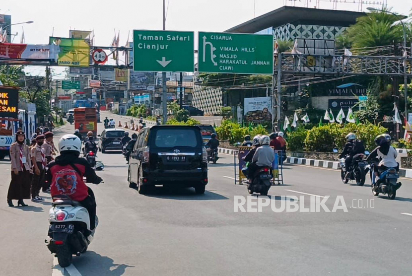 Kondisi arus lalu lintas di Jalur Puncak ketika diterapkan ganjil-genap, tepatnya di Simpang Gadog, Kabupaten Bogor, Rabu (19/4/2023).