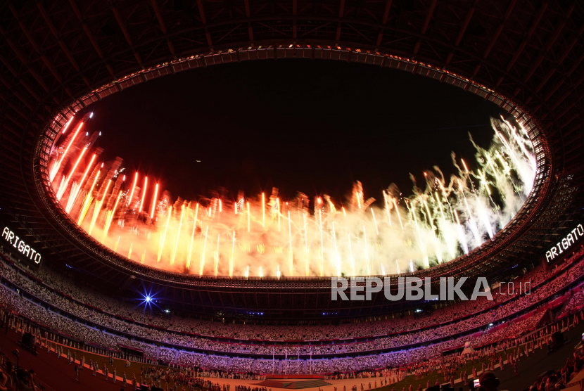  Kembang api meledak saat upacara penutupan di Stadion Olimpiade pada Olimpiade Musim Panas 2020, Minggu, 8 Agustus 2021, di Tokyo, Jepang.