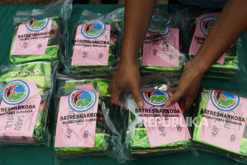 Polisi menunjukkan barang bukti saat ungkap kasus peredaran narkoba di Polrestabes Surabaya, Jawa Timur.