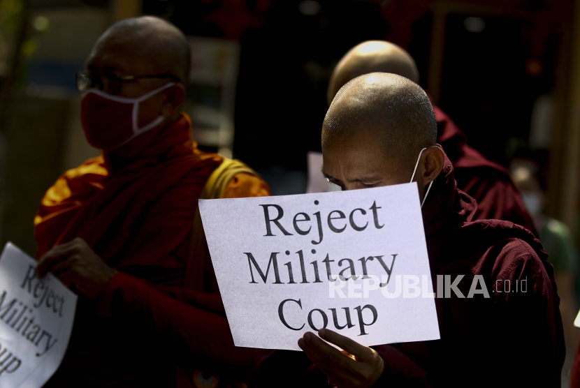 Para biksu Buddha memamerkan plakat selama pawai protes menentang kudeta militer di Yangon, Myanmar Selasa, 16 Februari 2021. Dalam sebulan sejak kudeta 1 Februari, protes massal yang terjadi setiap hari adalah pengingat yang tajam akan perjuangan panjang dan berdarah untuk memperebutkan kekuasaan. demokrasi di negara di mana militer memerintah secara langsung selama lebih dari lima dekade.