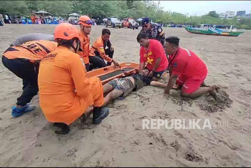 Unsur SAR melakukan simulasi penyelamatan wisatawan tenggelam di Pantai Pangandaran, Kabupaten Pangandaran, Senin (4/12/2023).