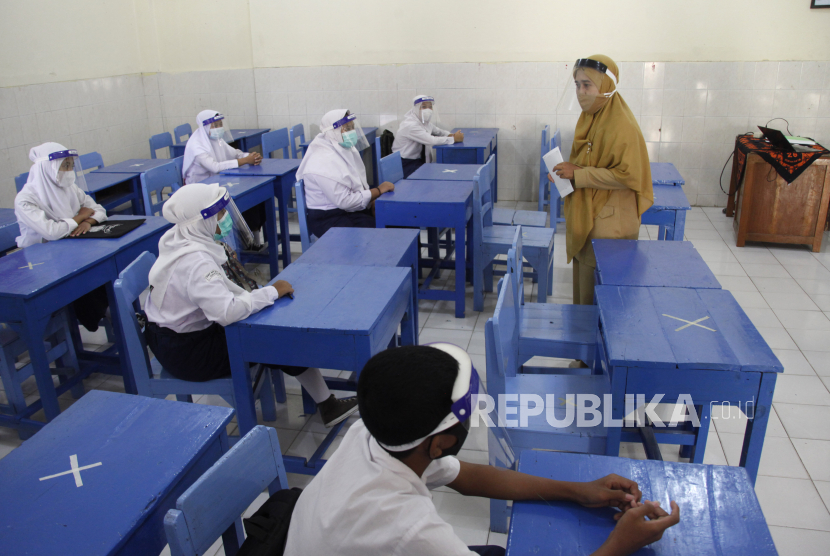 Siswa melakukan kegiatan belajar mengajar di sekolah atau sekolah tatap muka. Sebagian orang tua siswa di Kota Bandung masih menunggu skenario kebijakan pemerintah Kota Bandung terkait rencana belajar tatap muka pada bulan Juli mendatang. Saat ini, belajar tatap muka relatif belum siap diselenggarakan di masa pandemi Covid-19.