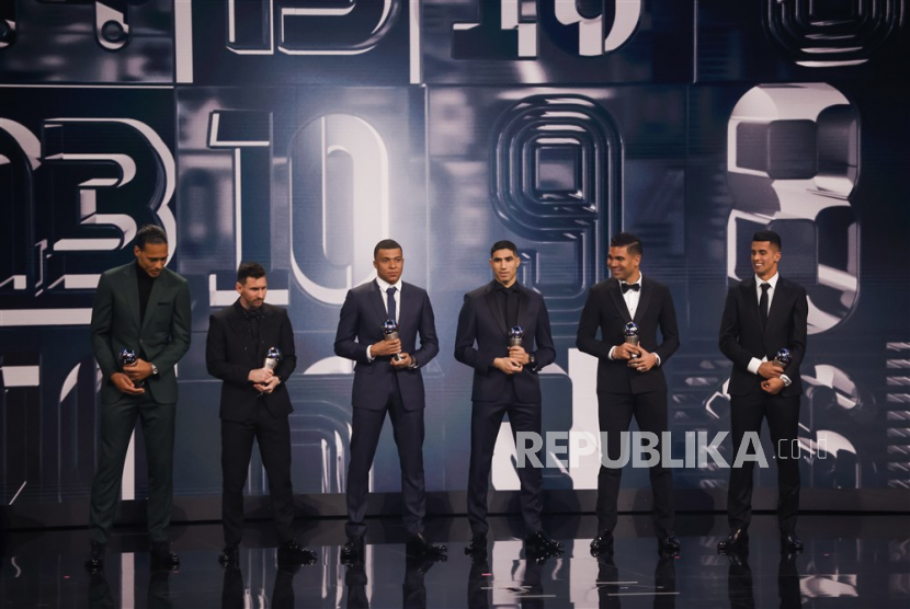 Pemain MU Casemiro (kedua kanan) masuk jajaran Starting XI terbaik FIFA 2022.