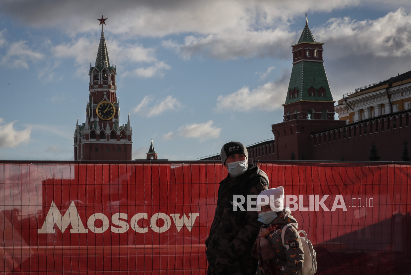 Orang-orang Rusia yang mengenakan masker pelindung berjalan di Lapangan Merah di tengah pandemi COVID-19. Rusia bisa hadapi gelombang baru Covid-19 akibat sub-varian Omicron BQ.1.1 Cerberus. Ilustrasi.