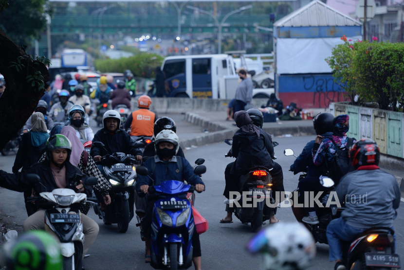 Pengendara motor melawan arus lalu lintas (ilustrasi).Kepolisian Resor Metro Jakarta Selatan siap melakukan penilangan terhadap pengendara yang melawan arus di kawasan Setiabudi, Jakarta Selatan.
