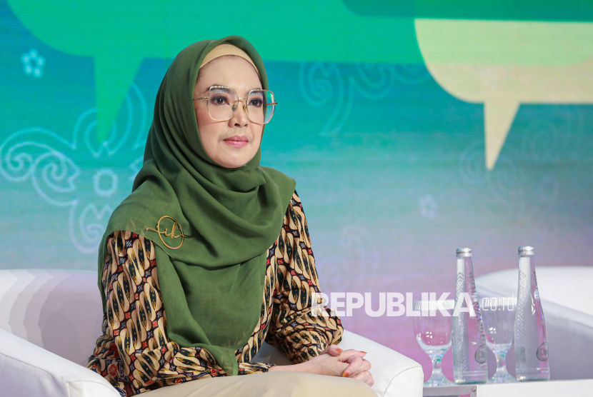 Ketua Umum Ikatan Pengusaha Muslim Indonesia Inggrid Kansil saat sesi talkshow bertema Hijrah dan Hikmah Haji: Meraih Ketentraman Hidup dan Kuat Finansial dalam gelaran Indonesia Sharia Economic Festival (ISEF) 2025 di JIExpo Kemayoran, Jakarta, Kamis (9/10/2025).