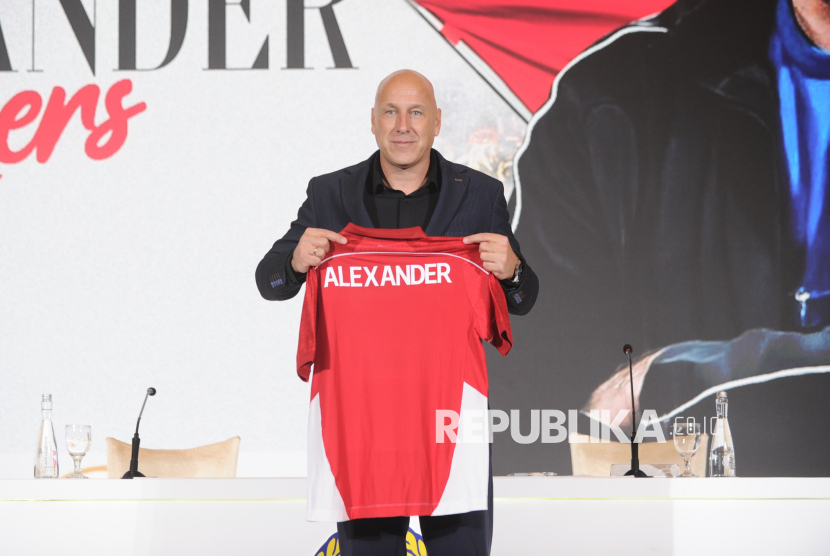 Direktur Teknik PSSI Alexander Zwiers menunjukan Jersey timnas Indonesia saat pengenalan Direktur Teknik baru PSSI di Jakarta, Senin (25/8/2025).