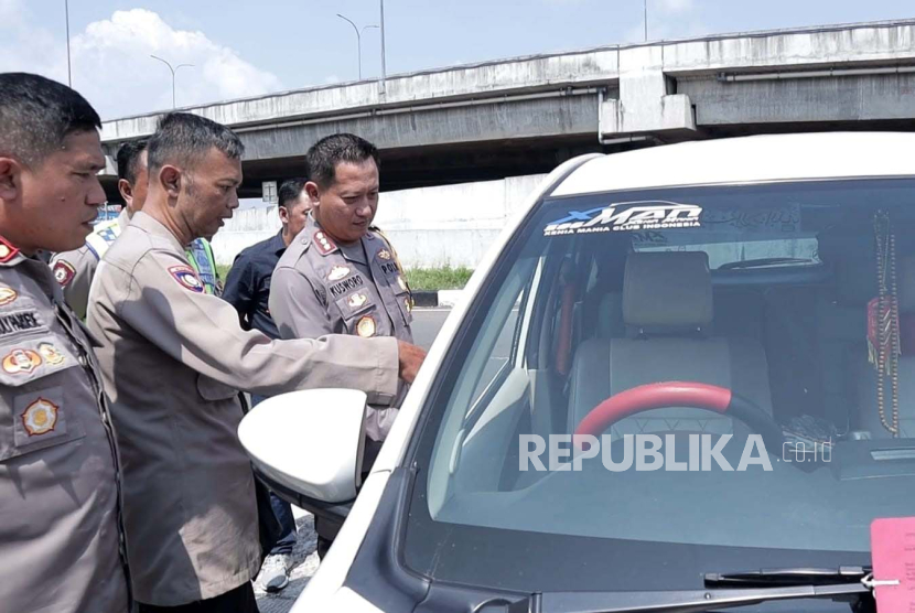 Kapolresta Bandung Kombes Pol Kusworo Wibowo tengah mengecek mobil taksi online yang dicuri begal. Seorang sopir taksi online dibegal dan mengalami lukas tusuk dengan 70 jahitan.