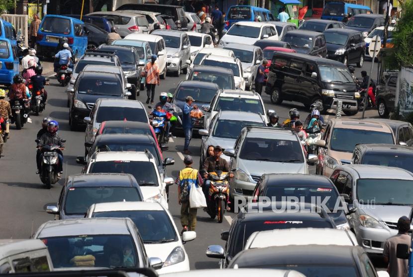 Sejumlah kendaraan yang akan menuju puncak terjebak kemacetan di kawasan Cisarua, Kabupaten Bogor, Jawa Barat, Sabtu (16/6).