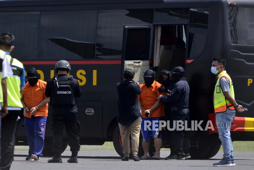 Personel Densus 88 Antiteror Polri menggiring tersangka kasus terorisme masuk bus (ilustrasi).