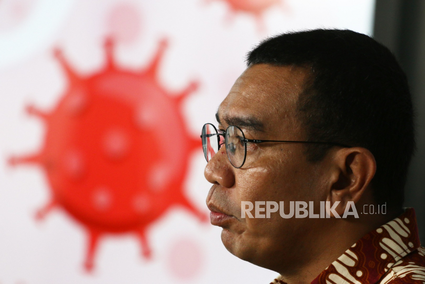 Staf Khusus Menteri BUMN Arya Mahendra Sinulingga menyampaikan keterangan pers terkait penanganan Covid-19 di Graha BNPB, Jakarta (ilustrasi) 