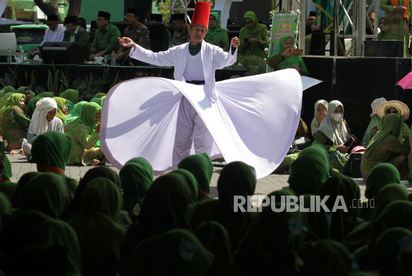 Penari sufi menampilkan tarian sufi saat peringatan Harlah ke-77 Muslimat NU di parkir timur Gelora Delta Sidoarjo, Jawa Timur, Ahad (28/5/2023). Tarian spiritual asal Turki yang digubah oleh penyair Jalaluddin Rumi ini banyak dipertunjukkan di berbagai acara religi. 