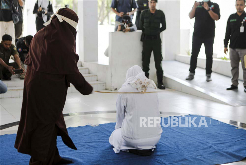 Seorang perempuan Aceh menerima hukuman cambuk hingga 25 cambukan karena melanggar hukum Syariah di Banda Aceh, Indonesia, (7/6/2023). Aceh adalah satu-satunya provinsi di Indonesia yang menegakkan hukum Syariah, hubungan lesbian, gay, biseksual, dan seks di luar perkawinan sebagai pelanggaran hukum syariah.  EPA-EFE/HOTLI SIMANJUNTAK
