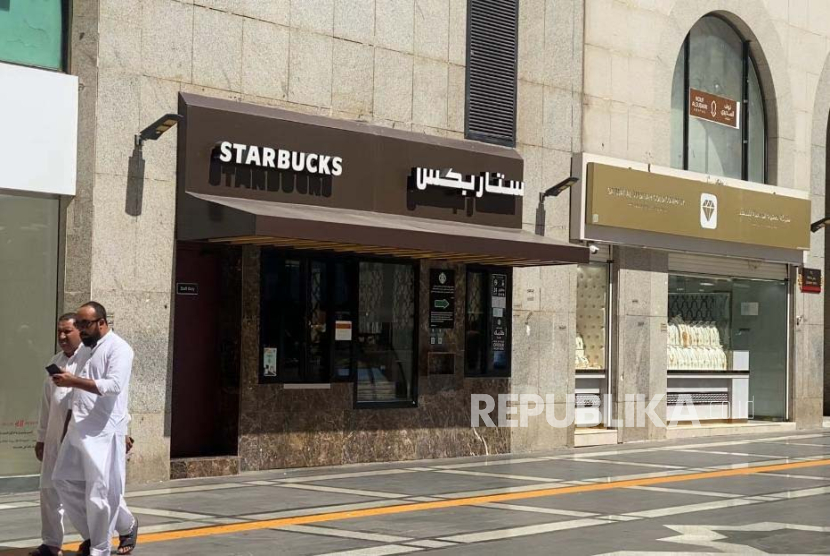 Sejumlah restoran cepat saji yang terafiliasi dengan Israel membuka tokonya di sekitar Masjid Nabawi, Madinah, Arab Saudi. Meski dunia Islam menyerukan memboikot produk-produk restoran seperti KFC, McD, Pizza Hut, hingga Starcbuck, tetapi masih saja restoran-restoran yang mendukung genosida di Gaza Palestina terlihat dikunjungi pembeli. 