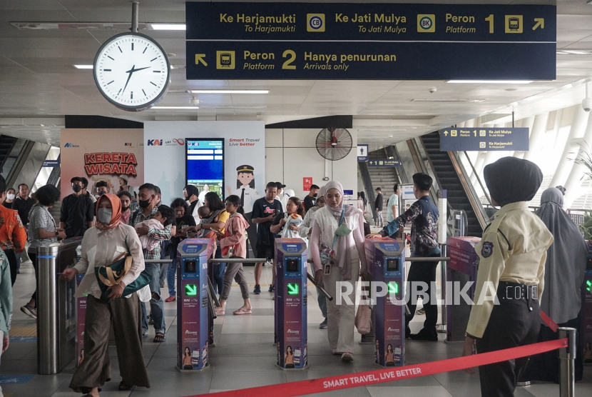 Penumpang berjalan keluar Stasiun Dukuh Atas LRT Jabodebek. PT LRT Jakarta mengangkut sebanyak 3.545 penumpang pada malam Tahun Baru 2024. 