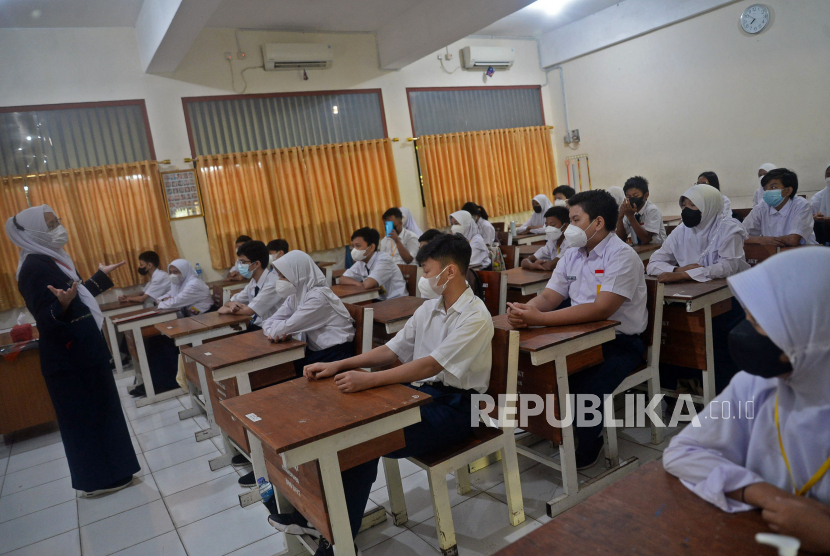 Para siswa dan siswi mengikuti Pembelajaran Tatap Muka (PTM) di SMP Negeri 73, Tebet, Jakarta, Senin (3/1).