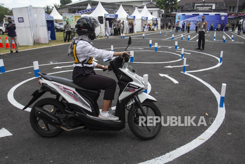 Warga mengikuti ujian pembuatan surat izin mengemudi (SIM) saat peluncuran program SIM Masuk Desa (Simmade) di lapangan Desa Candibinangun, Pakem, Sleman, DI Yogyakarta, Selasa (28/7/2020).