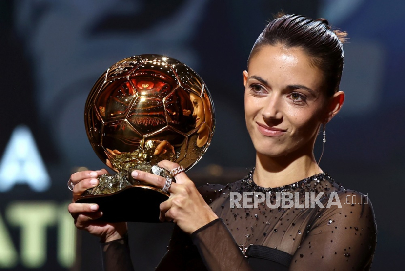 Pesepak bola putri Spanyol, Aitana Bonmati, terpilih sebagai peraih penghargaan Ballon d'Or Feminin 2023, Selasa (31/10/2023) dini hari WIB.