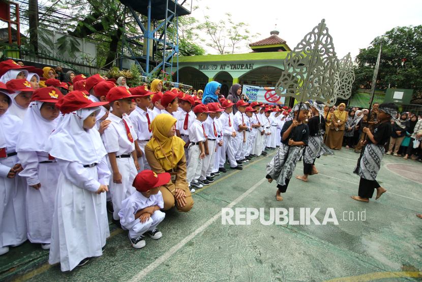 Para siswa baru melihat atraksi kesenian saat kegiatan Masa Pengenalan Lingkungan Sekolah atau MPLS di SDN 158 Babakan Sari, Kota Bandung, Senin (14/7/2025). Dalam kegiatan tersebut hadir Wakil Wali Kota Bandung Erwin. Dalam sambutannya, Erwin mengatakan bahwa MPLS merupakan sarana penting agar para siswa dapat mengenali lingkungan sekolah, mengenal guru, dan membangun pertemanan yang positif.